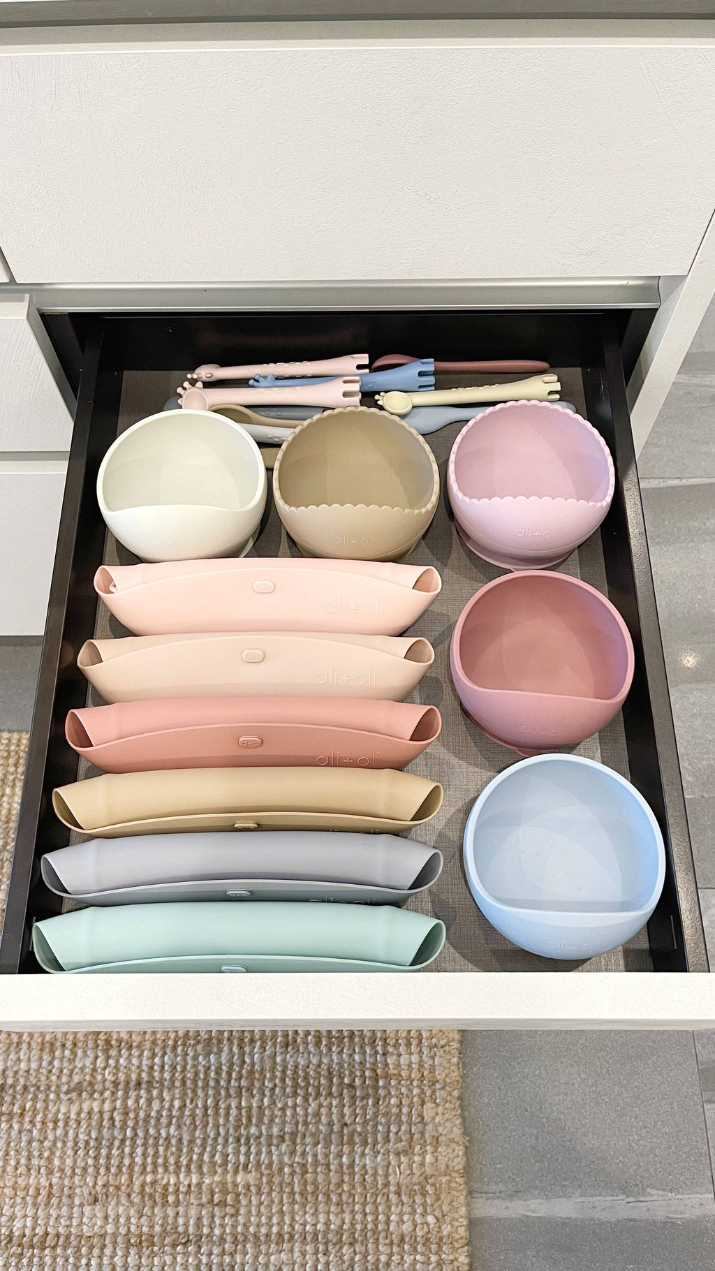 Ali+Oli - Silicone Baby Bib Roll Up & Stay Closed (Blush)