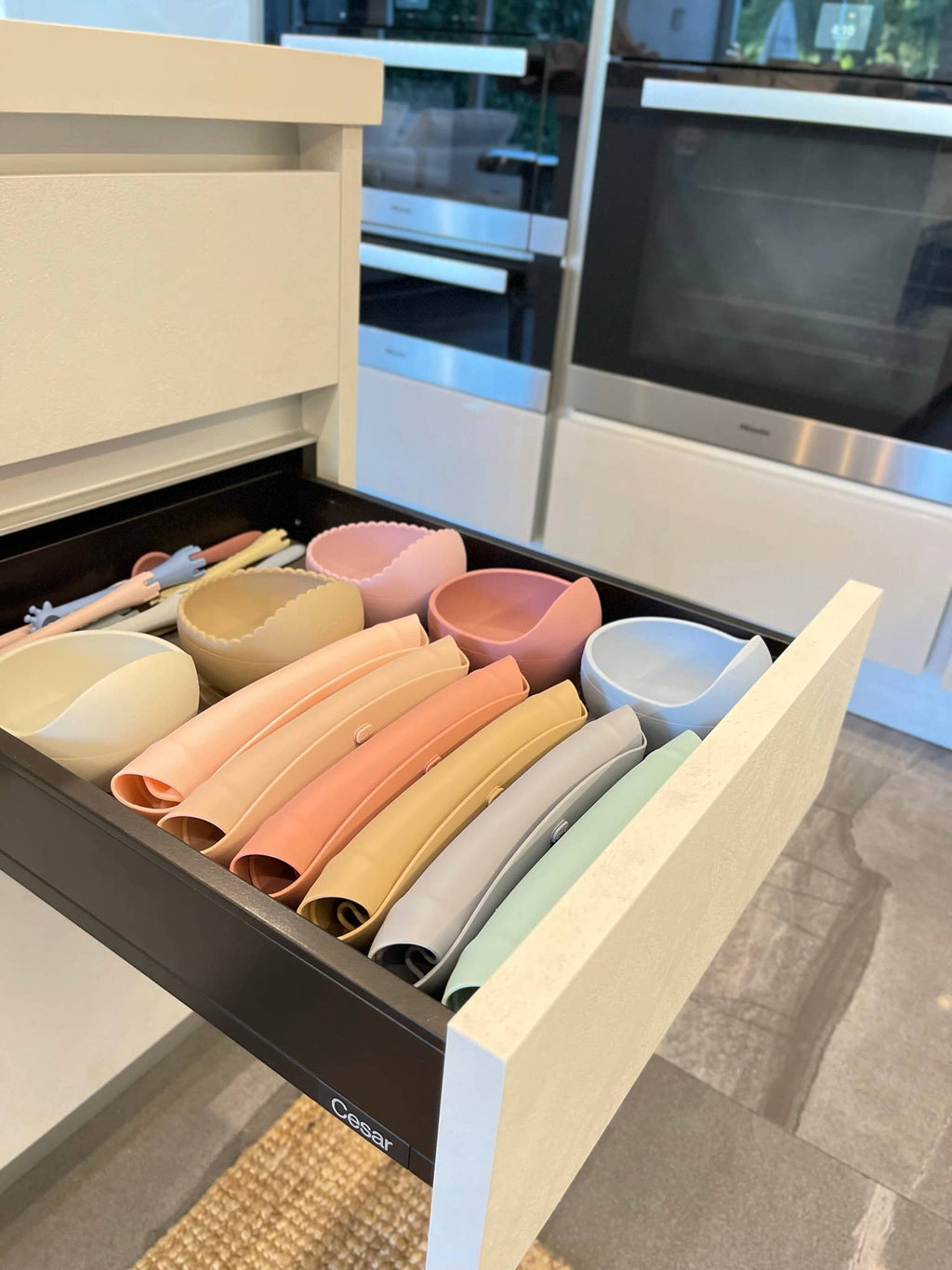 Ali+Oli - Silicone Baby Bib Roll Up & Stay Closed (Blush)