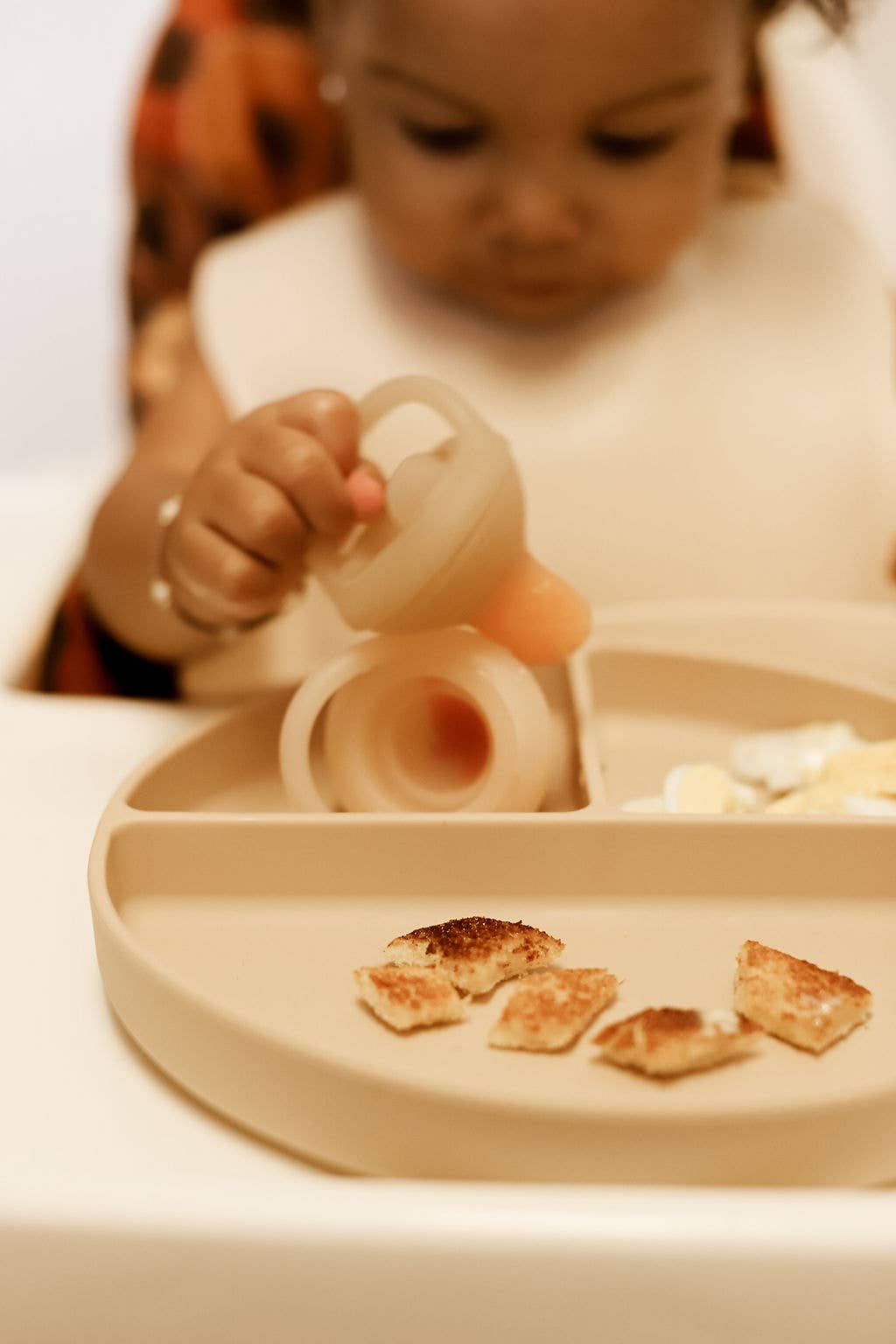 Ali+Oli - Baby Plate with Suction and  Divided Portions (Oatmeal)